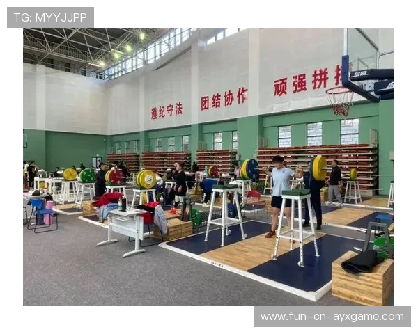 举重训练营引导学员建立长期训练目标与记录，举重运动训练